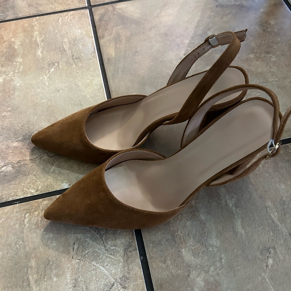 A trendy camel shoes for women